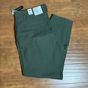The Iconic Ankle Pant from Reitmans Green 16